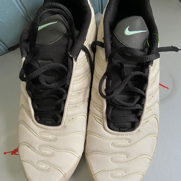 Air Max - Picture 2 of 5